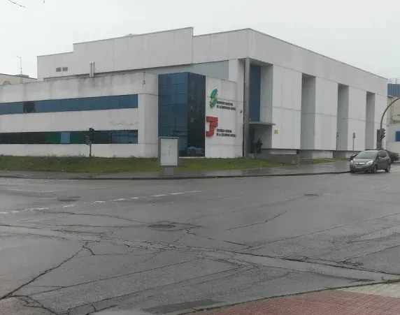 Fachada del edificio del INSS y la Tesorería General de la Seguridad Social en Móstoles, Paseo de Arroyomolinos 59